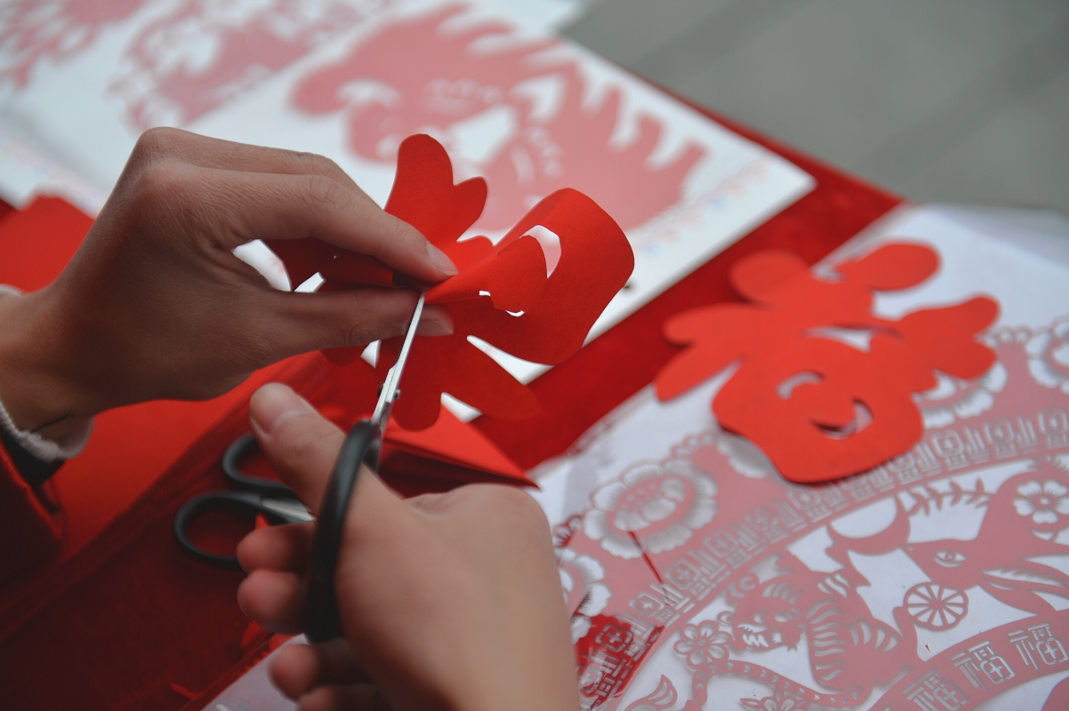 制作糖人,剪纸,绘制广彩……丰富的岭南传统文化体验活动在荔枝湾涌蒋