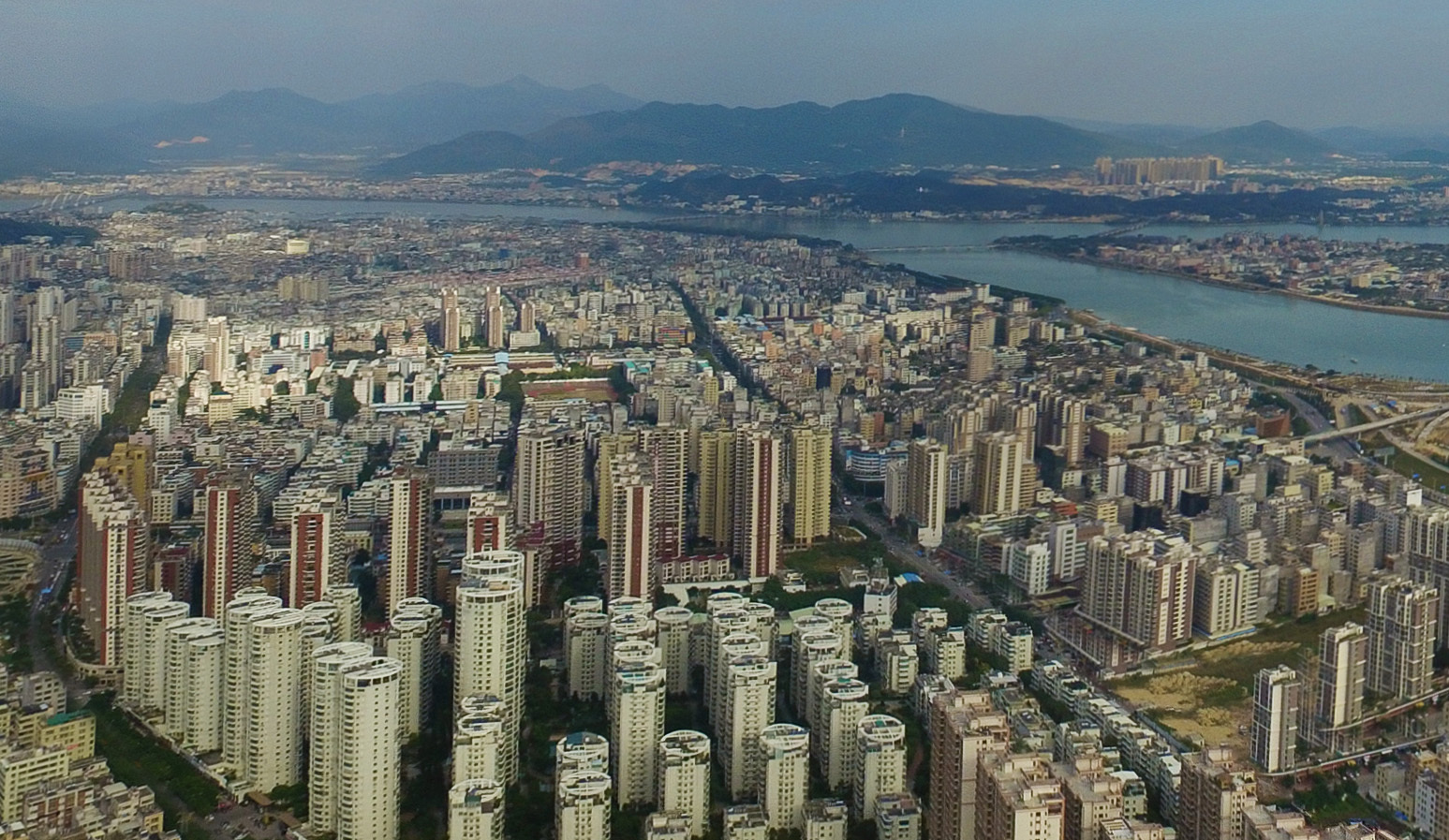 池湖村通过与开发商合作，充分享受了土地增值的红利。 郑坚 摄 