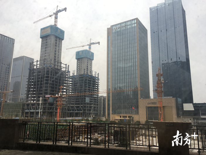 滨江新城内多幢高楼正在建设中。