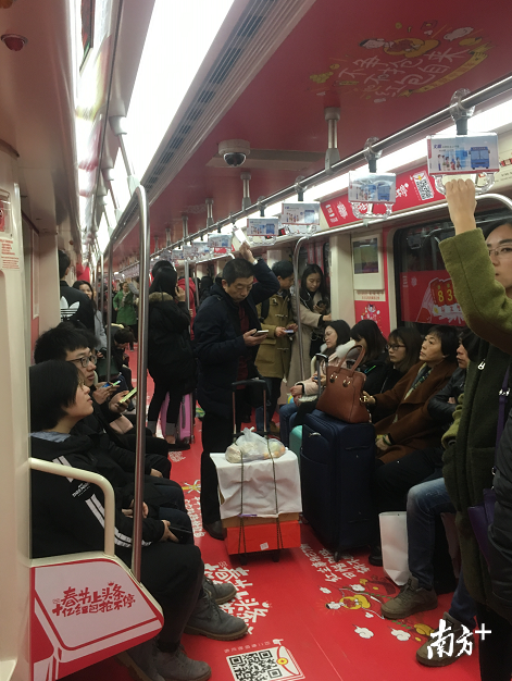 大年初三，长沙地铁中的人群。