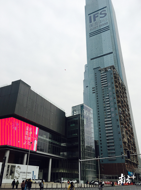 正在建设中的九龙仓IFS，总高452米，为湖南最高。