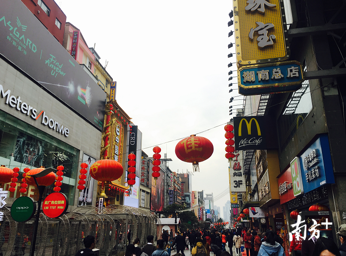 黄兴南路步行街街景。