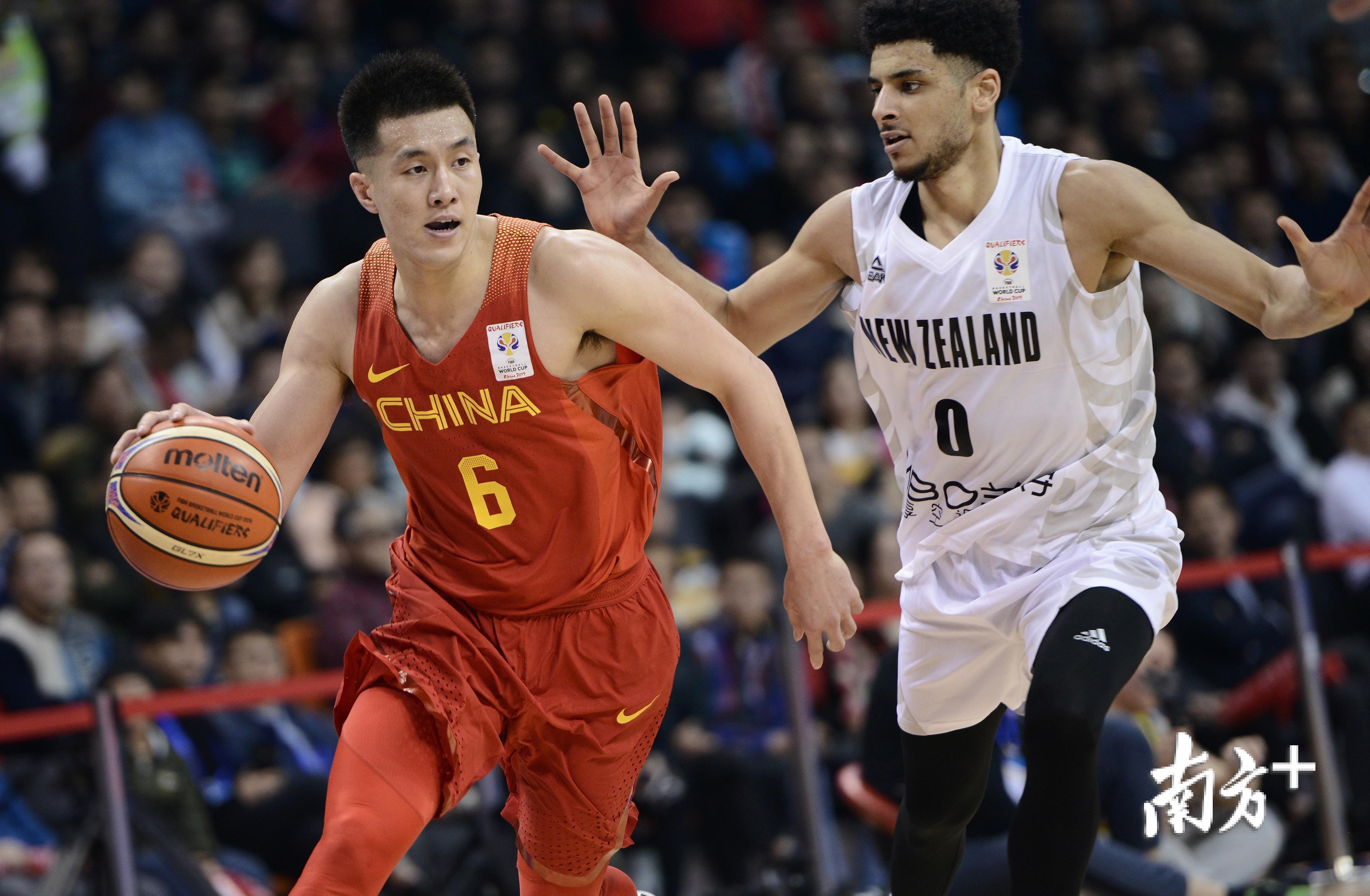 郭艾伦突破,龚名扬摄 郭艾伦突破,龚名扬摄