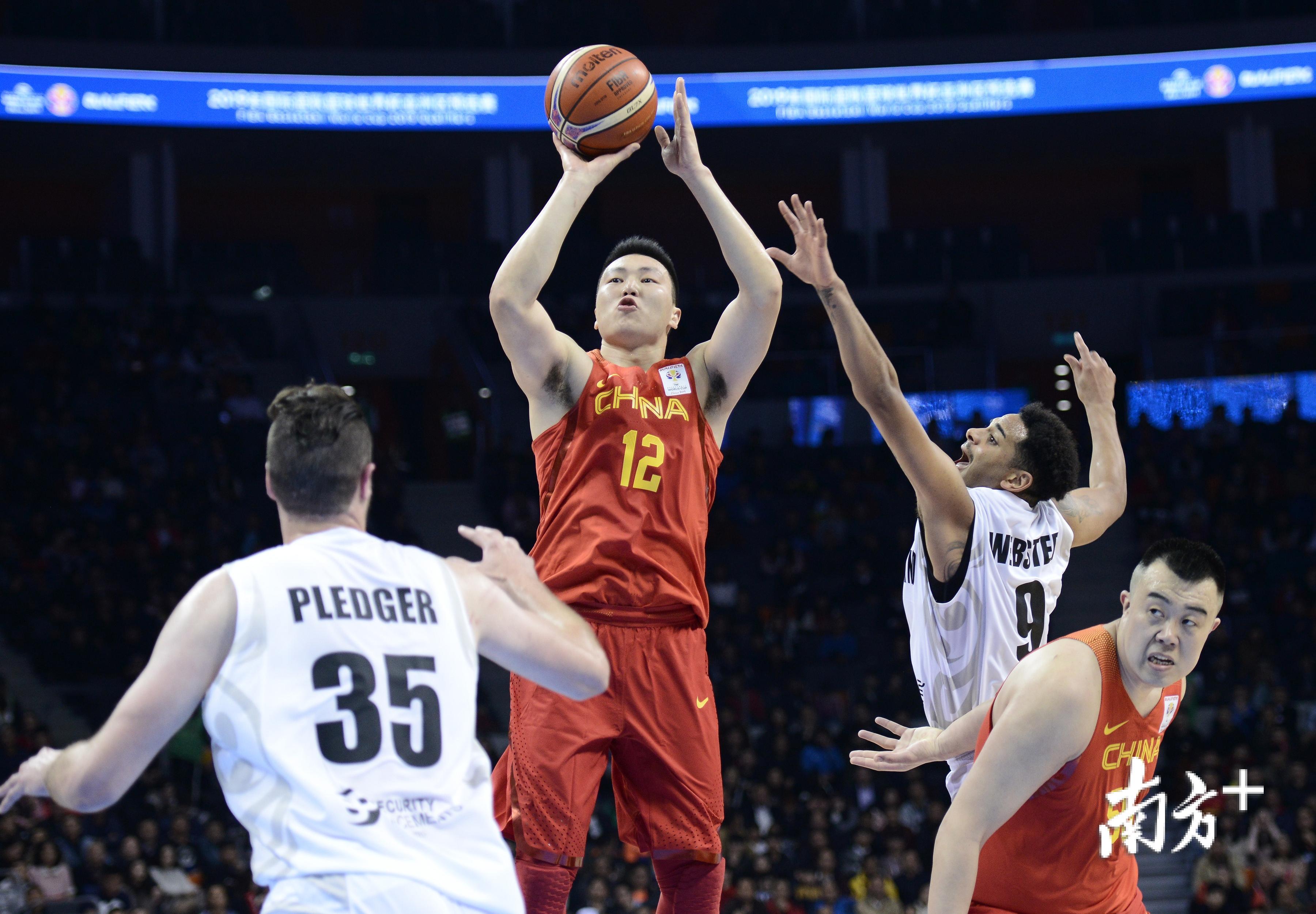 李根跳投,龚名扬摄 李根跳投,龚名扬摄