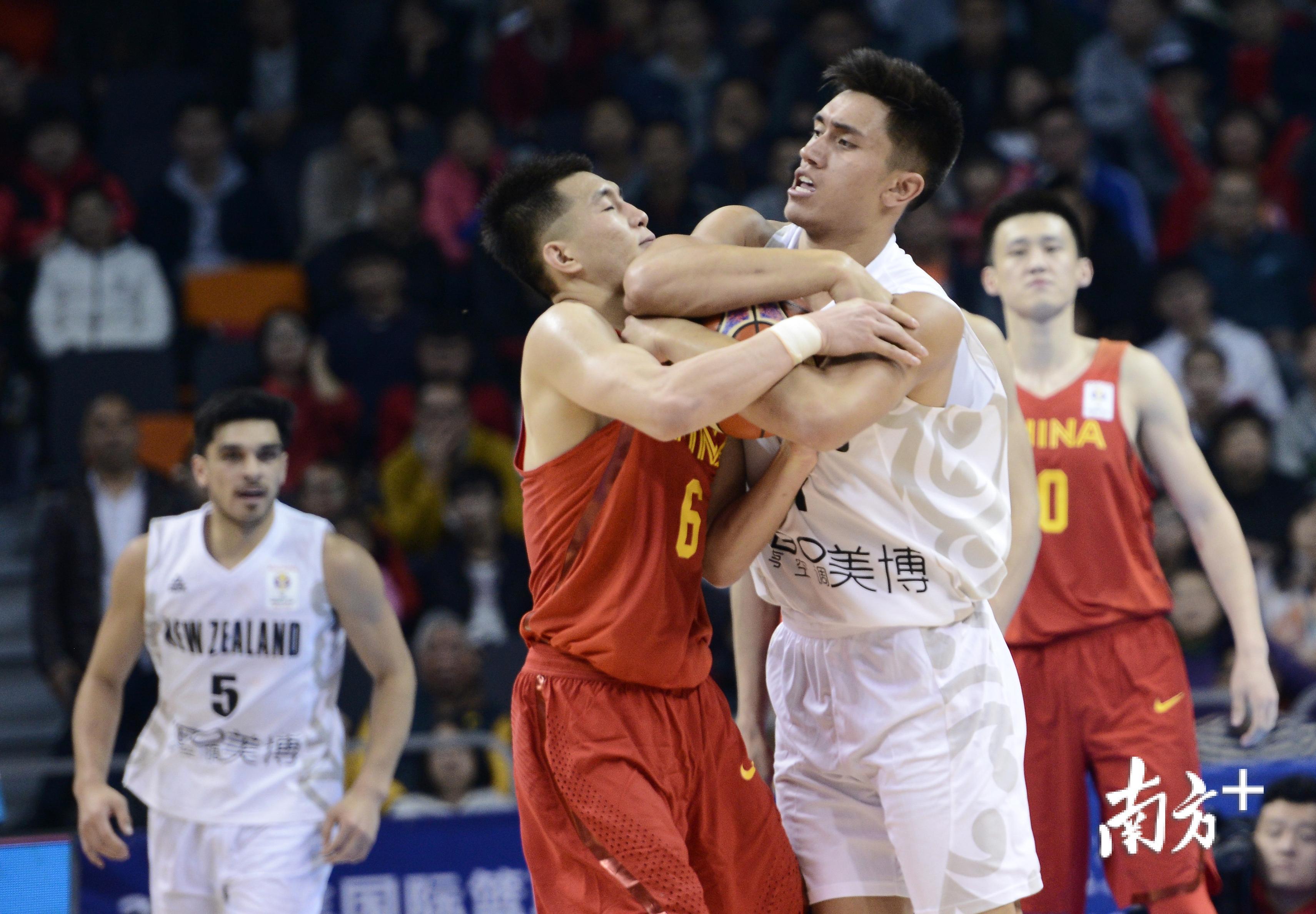 双方球员激烈拼抢,龚名扬摄 双方球员激烈拼抢,龚名扬摄