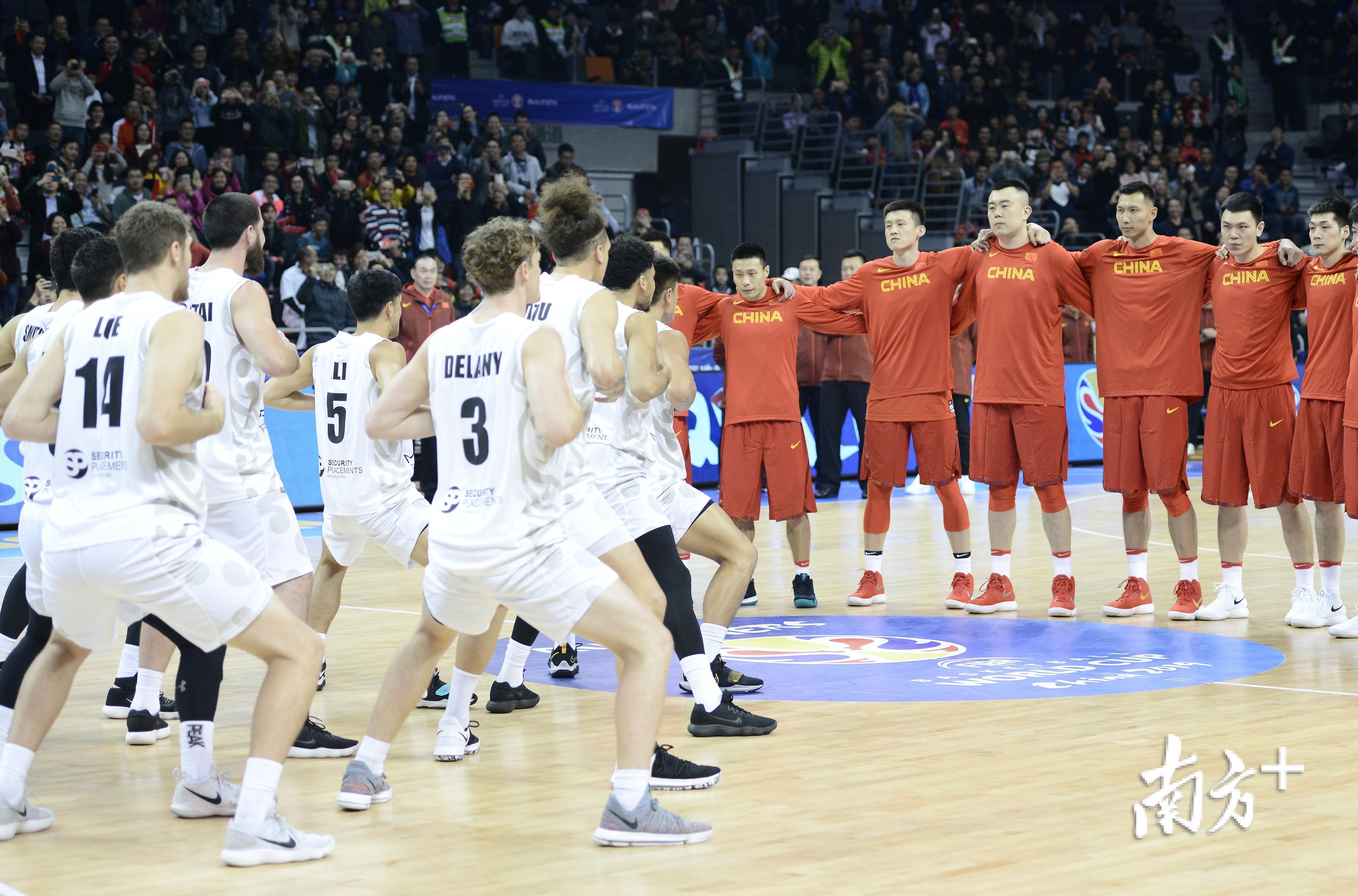 新西兰队在跳毛利战舞,龚名扬摄 新西兰队在跳毛利战舞,龚名扬摄