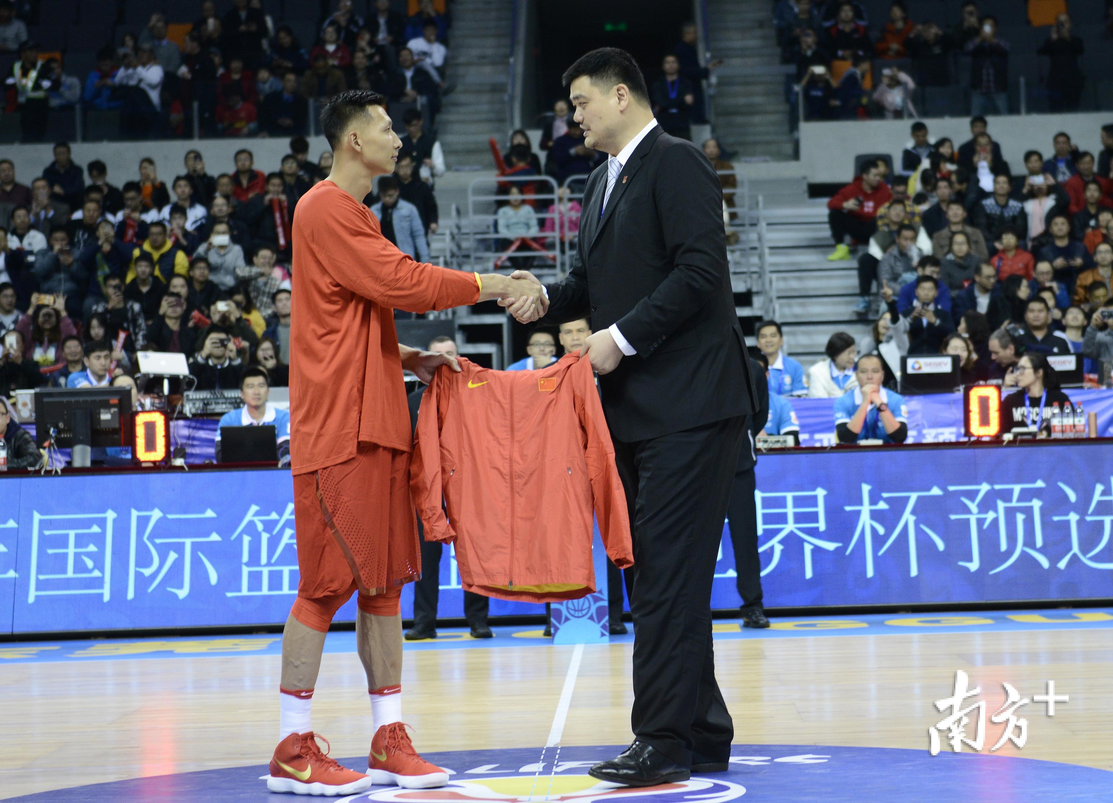 姚明向易建联颁发国家队荣誉外套,龚名扬摄 姚明向易建联颁发国家队荣誉外套,龚名扬摄