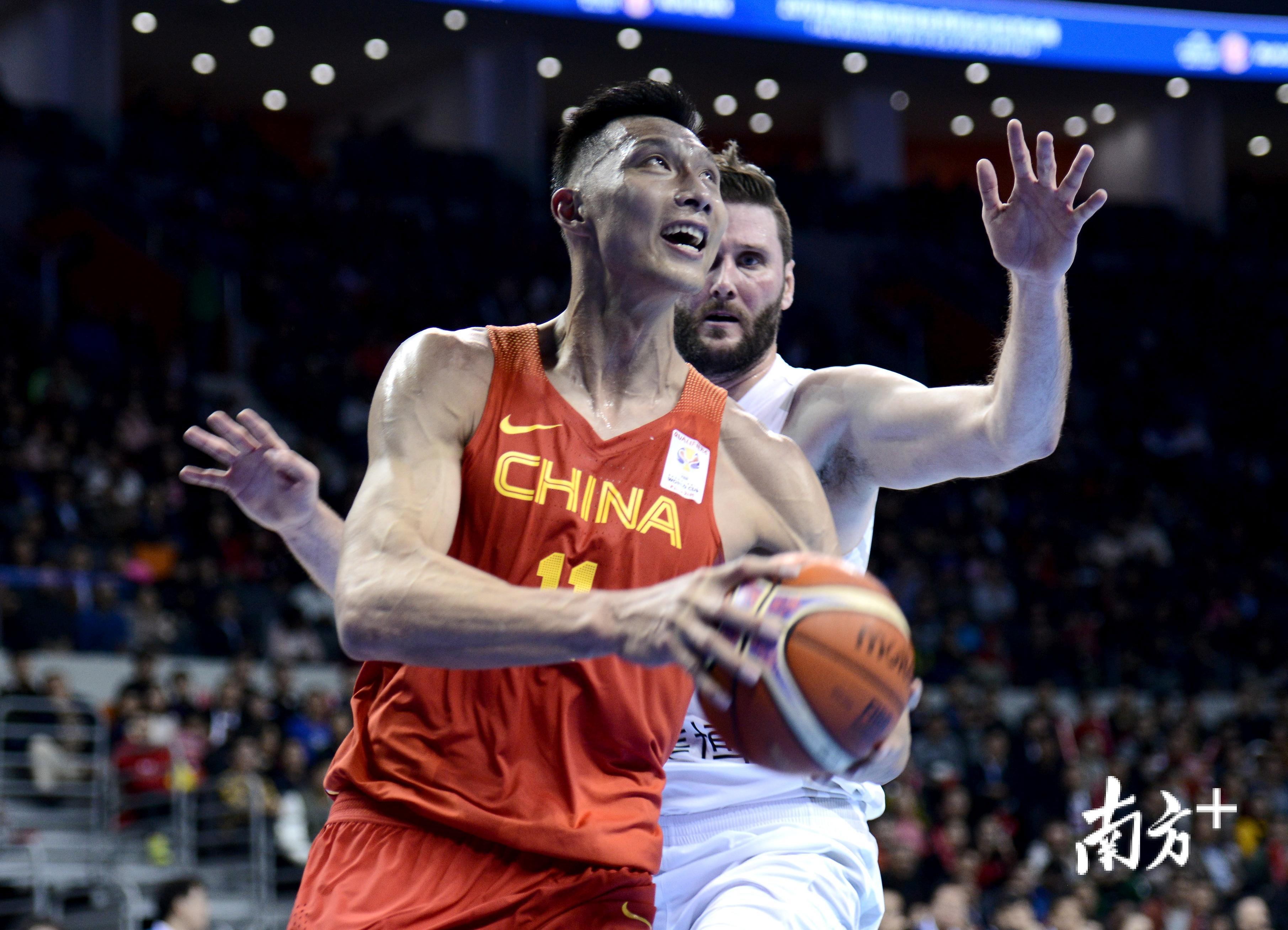 易建联突破,龚名扬摄 易建联突破,龚名扬摄