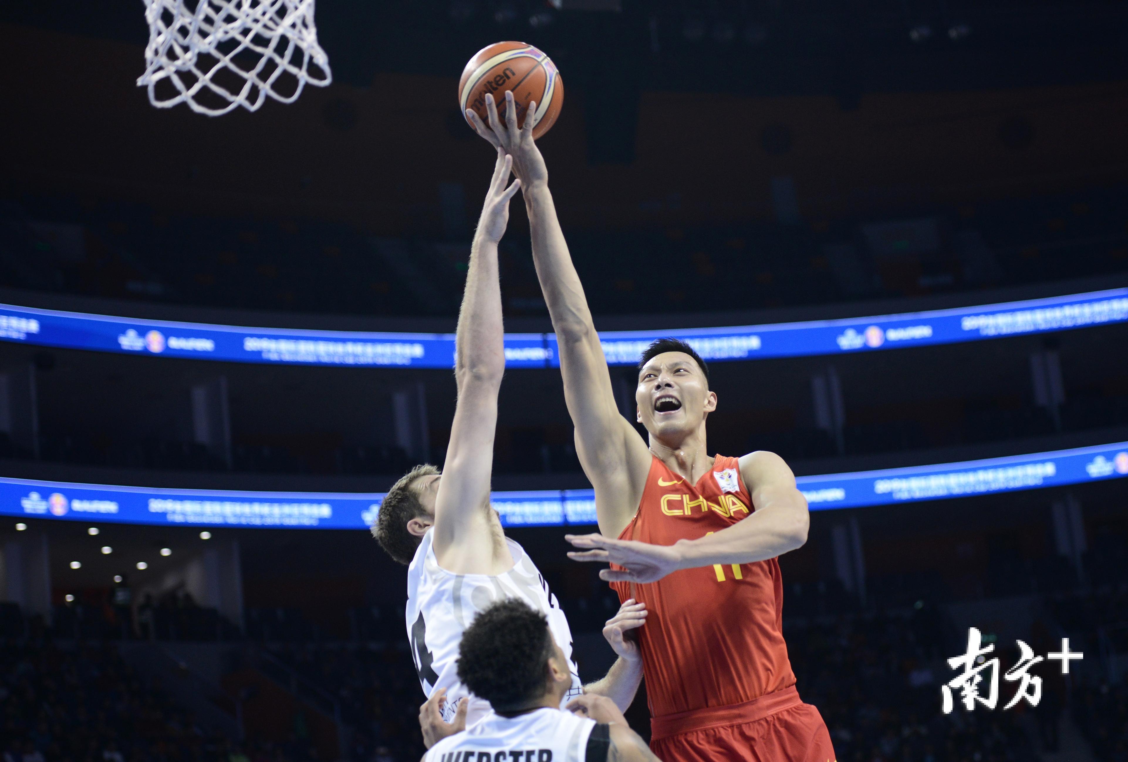 易建联上篮,龚名扬摄 易建联上篮,龚名扬摄