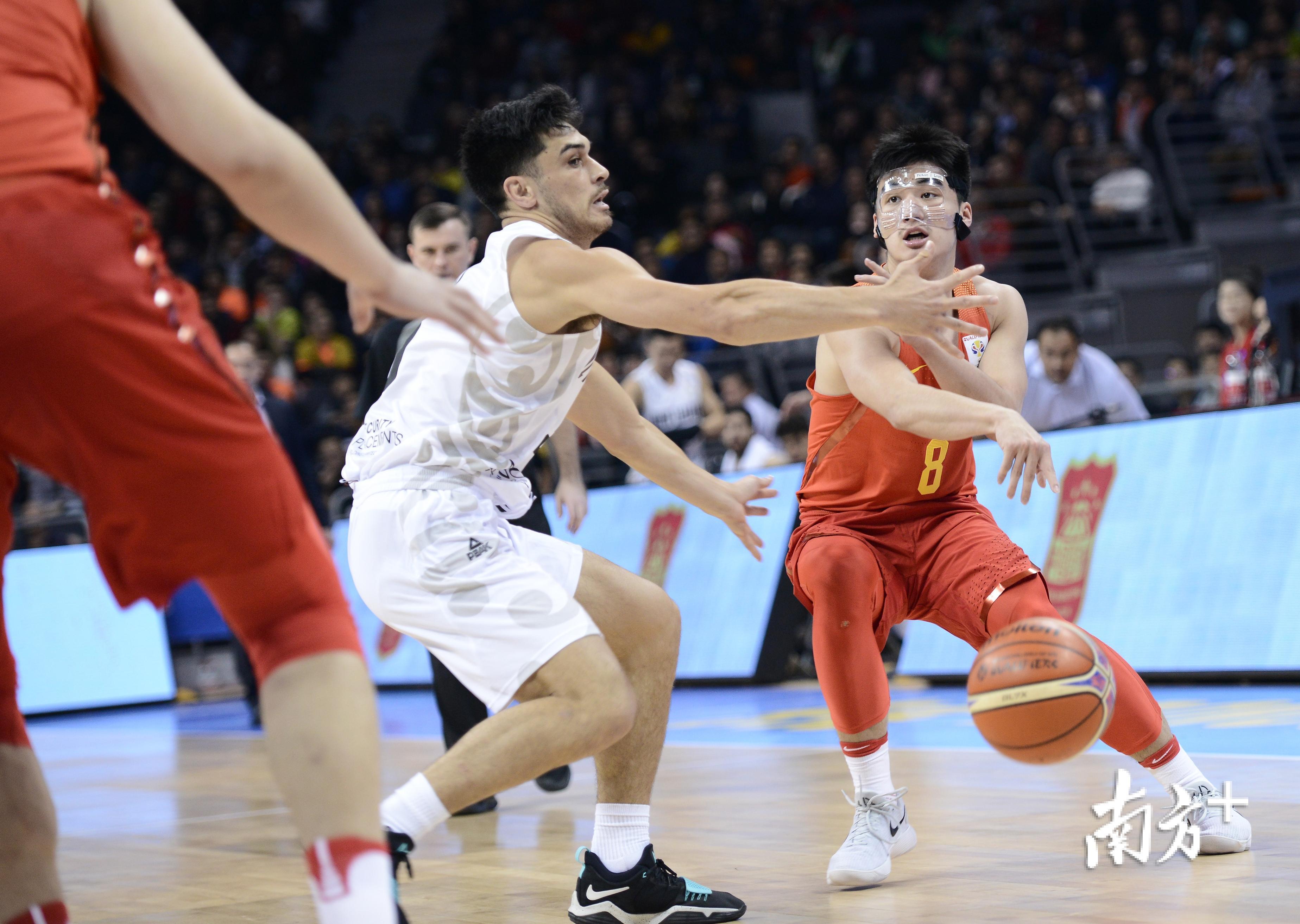 于德豪传球,龚名扬摄 于德豪传球,龚名扬摄