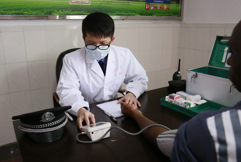 东莞监狱监狱医院曾警官正在给非洲籍服刑人员“把脉问诊”