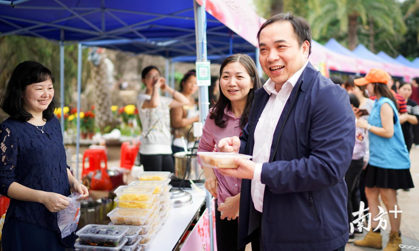 百种美食万人来吃！b体育黄江妇联举办的这场美食节玩出新花样(图4)