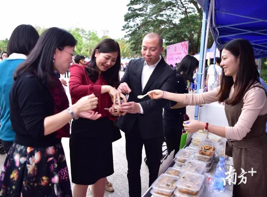 百种美食万人来吃！b体育黄江妇联举办的这场美食节玩出新花样(图3)