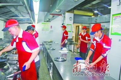 通过明厨亮灶工程，椰林海鲜码头后厨“晒”在食客眼中。