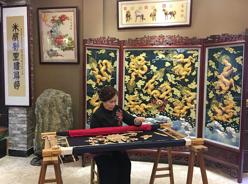 康惠芳潜心于潮绣的创新与传承。受访者供图