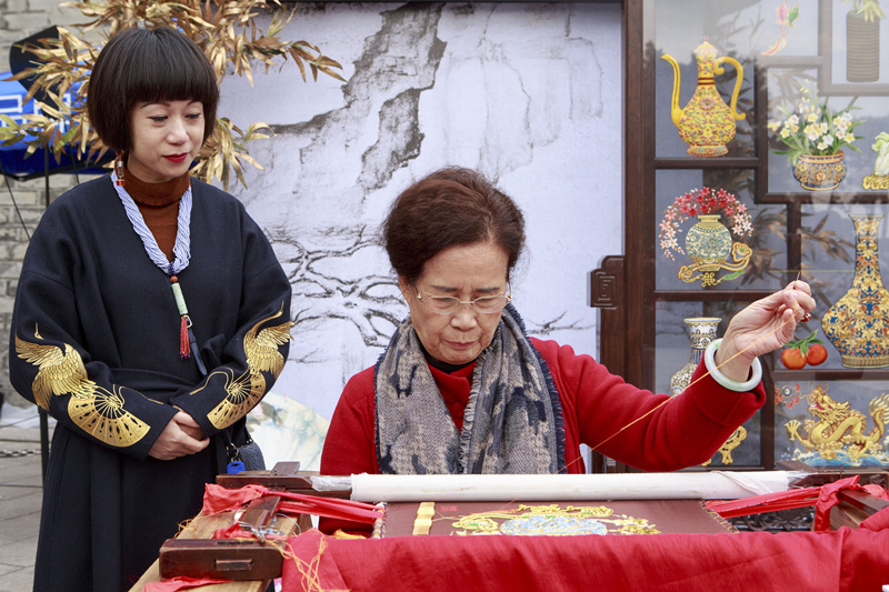 图为潮州市广济楼前广场,康惠芳在展示潮绣技艺。苏仕日 摄