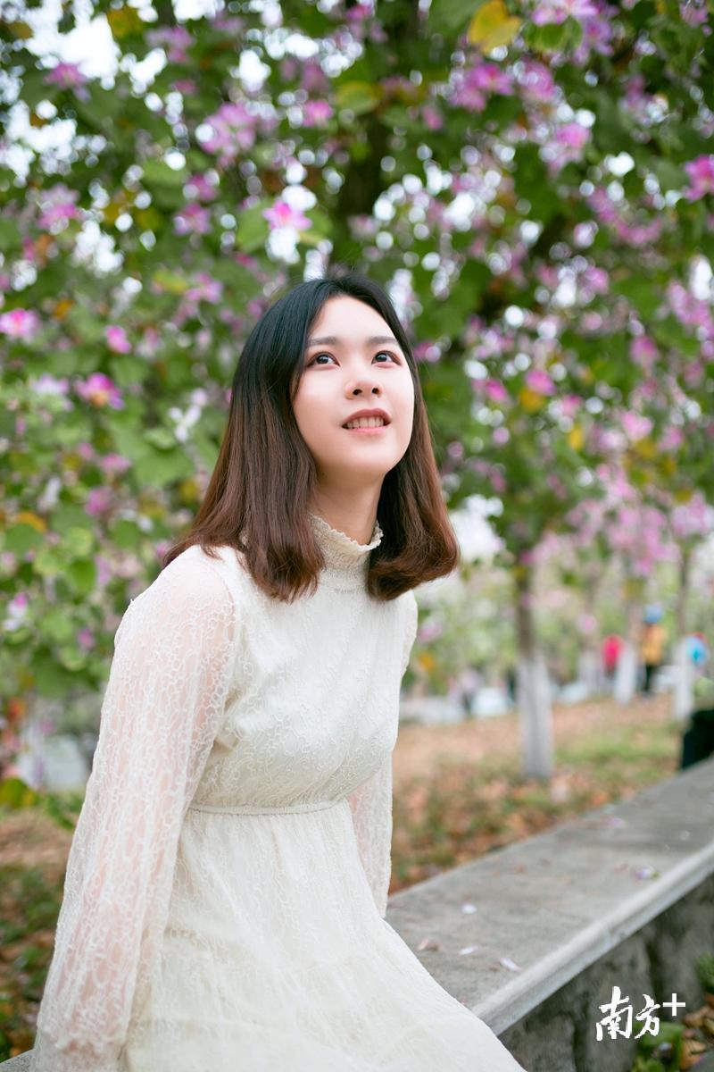 位于天河区的华南农业大学的校园内,校花紫荆应季开放,而刚开学的