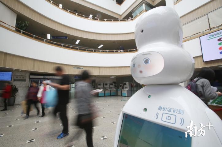北大深圳医院门诊大厅导医机器人。