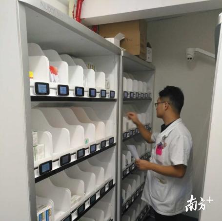 北大深圳医院呼吸内科门诊药房。