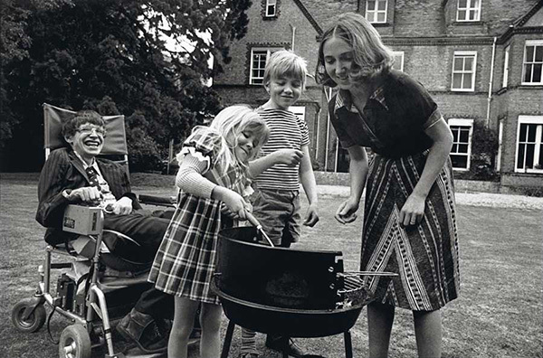1977年，霍金与家人在一起。