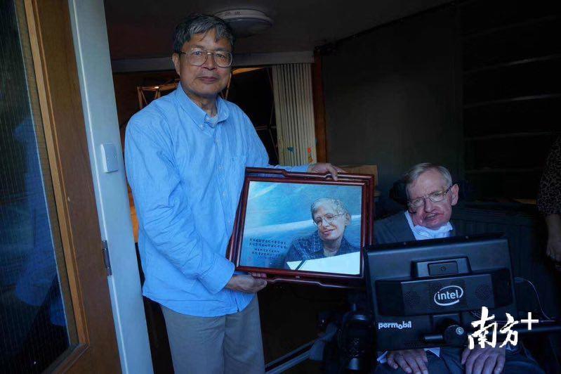 2017年7月吴忠超将一幅湖南湘绣送给霍金，作为他75岁的生日贺礼。