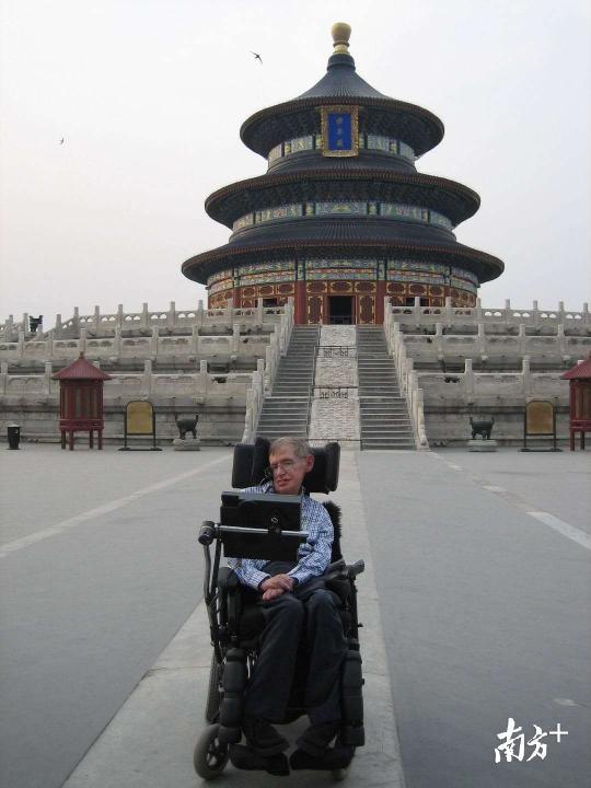 2006年，霍金在北京天坛。