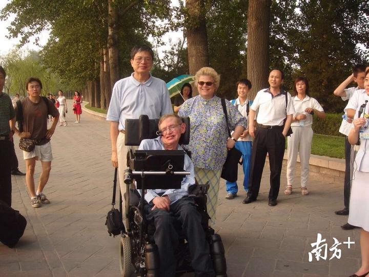 2006年，吴忠超陪同霍金游览北京颐和园。