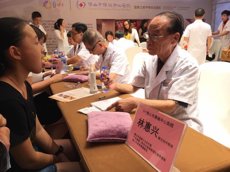 "老中医”林惠兴凭多年经验积累积累，改良古方医治现代病。受访者供图