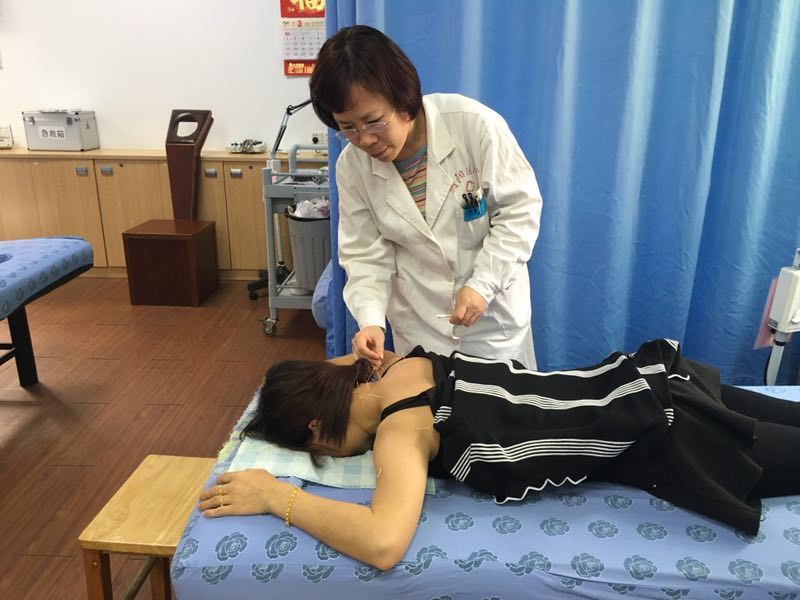 凭着一把草药，一根银针，一颗救死扶伤的心，邓玫在中医路上走了26年。受访者供图