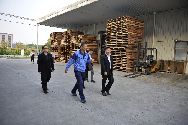 南海区区长顾耀辉带队在企业走访调研。王雅博 摄