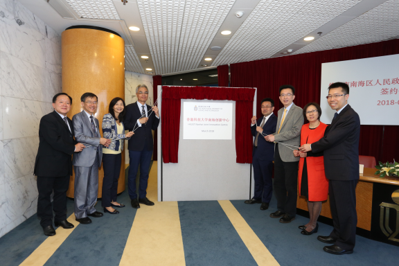 南海区与香港科技大学进行了佛山市香港科技大学LED-FPD工程技术研究开发中心的二期签约仪式。南海科技局供图 南海区与香港科技大学进行了佛山市香港科技大学LED-FPD工程技术研究开发中心的二期签约仪式。南海科技局供图