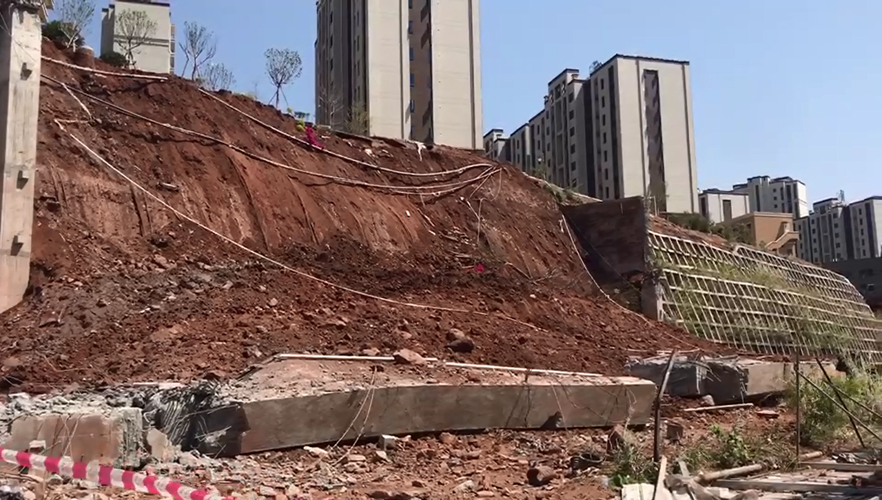 梅城学子大道一段边坡滑崩,目测20多米