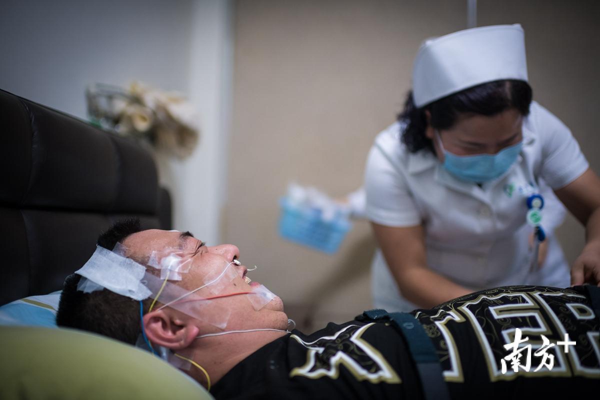 一位护士准备对一位病人进行睡眠监测.