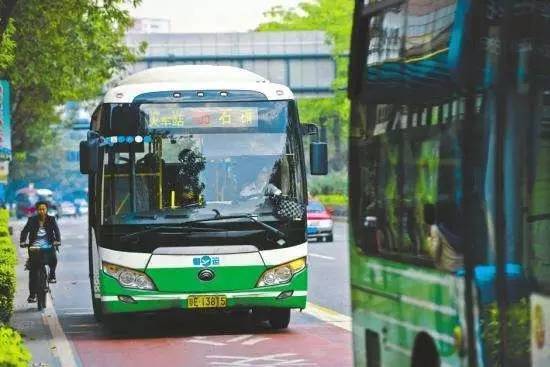 佛山全城有近800万人口，每天近7000辆公交车共637条公交线路穿行在五区。