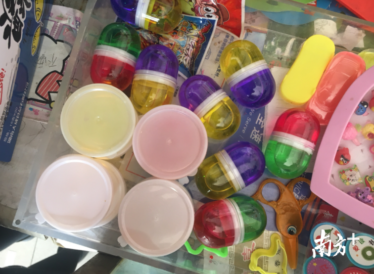 小卖部内的在售的水晶泥 。南方日报记者 王雅铄 摄