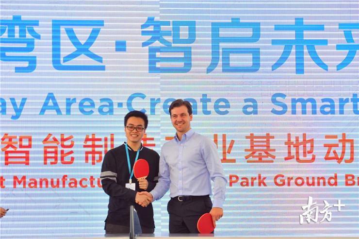 南方+记者与波尔合影。 南方+记者与波尔合影。