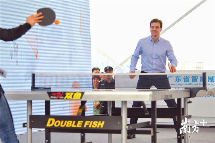 蒂姆·波尔曾击败过王励勤和孔令辉等中国好手,拿过乒乓球世界杯男单冠军。 蒂姆·波尔曾击败过王励勤和孔令辉等中国好手,拿过乒乓球世界杯男单冠军。