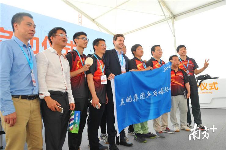 美的集团乒乓球协会成员争相与蒂姆·波尔合影。 美的集团乒乓球协会成员争相与蒂姆·波尔合影。