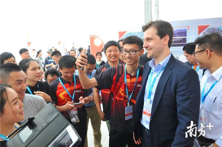 大家争相与波尔合影留恋。 大家争相与波尔合影留恋。