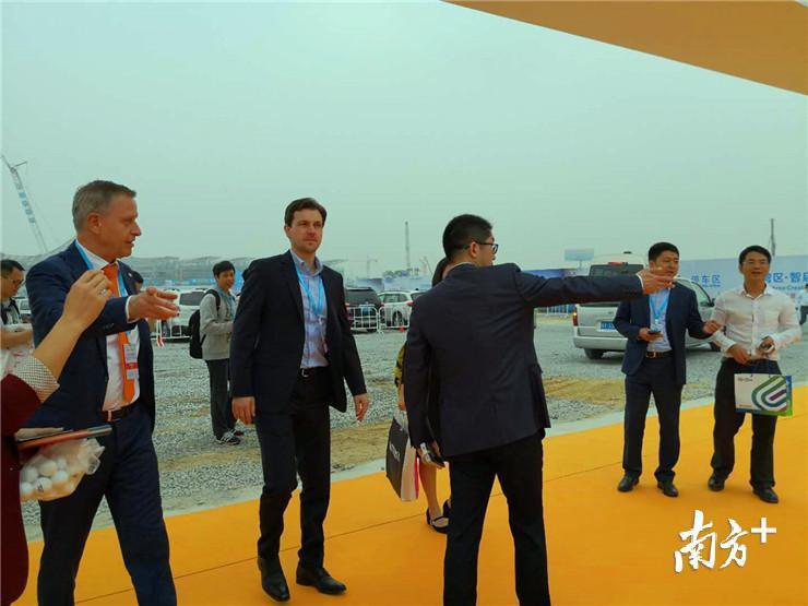 上午9:15左右,在美的库卡智能制造产业基地动工仪式现场,一个身着深蓝色西服的帅气男子从车上款款走出。 上午9:15左右,在美的库卡智能制造产业基地动工仪式现场,一个身着深蓝色西服的帅气男子从车上款款走出。