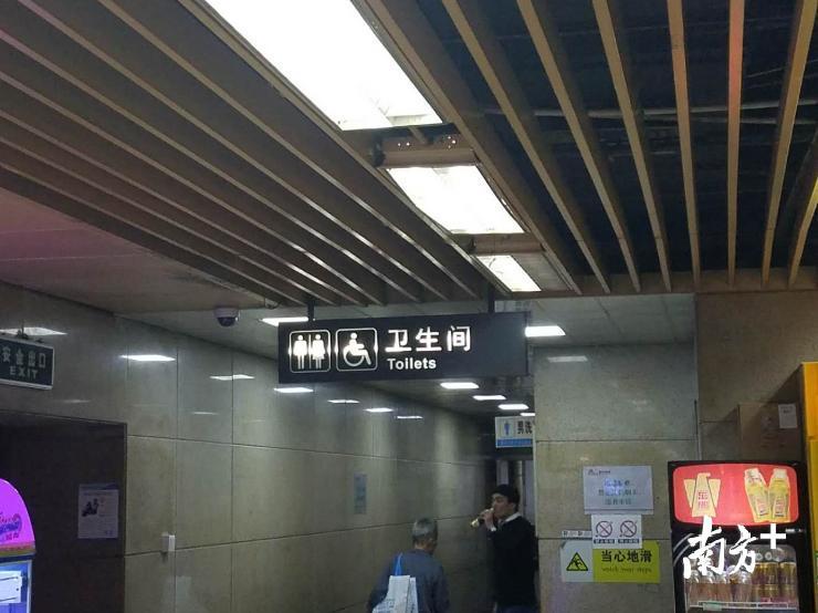 地铁站统一的卫生间标识顶灯已亮起,原先是关闭状态。 地铁站统一的卫生间标识顶灯已亮起,原先是关闭状态。