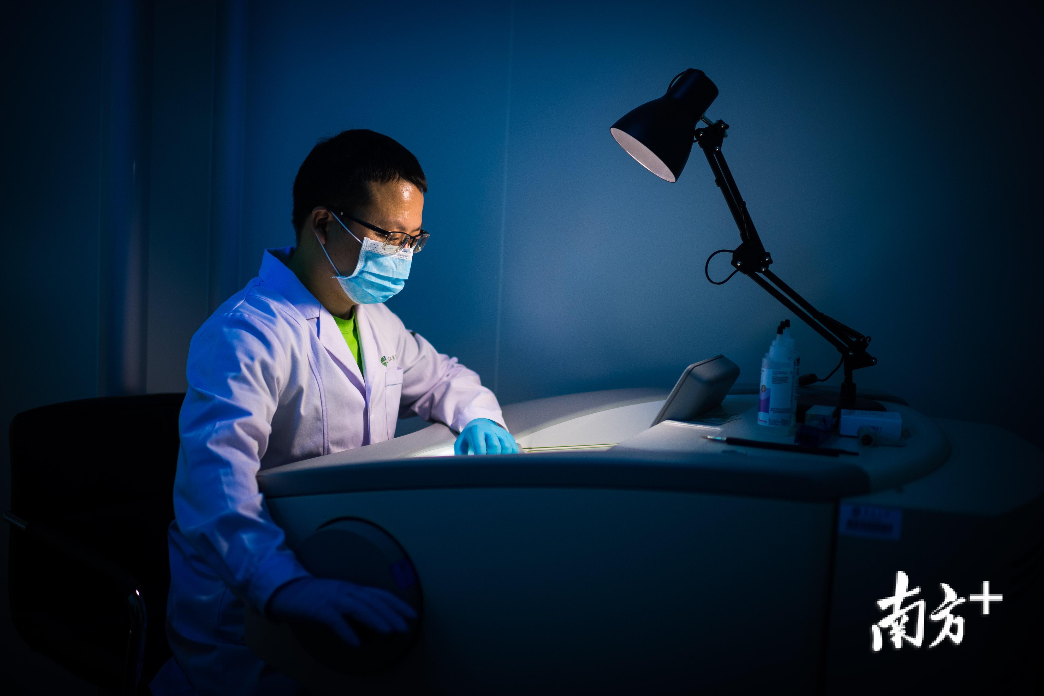 团队科研人员涂著池正在进行细胞切片操作。 团队科研人员涂著池正在进行细胞切片操作。