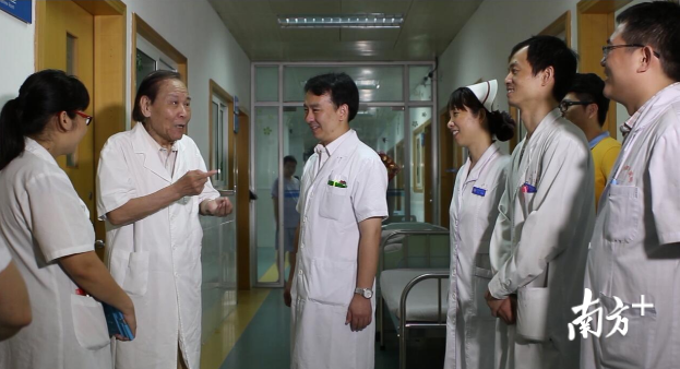 沈其杰指导情感障碍科青年骨干(左二) 沈其杰指导情感障碍科青年骨干(左二)