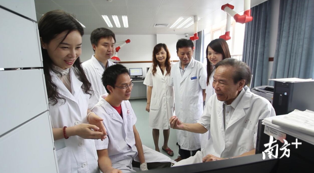 沈其杰在深圳市精神卫生研究所进行工作指导(右一) 沈其杰在深圳市精神卫生研究所进行工作指导(右一)