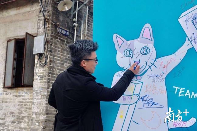 工作中的何志森