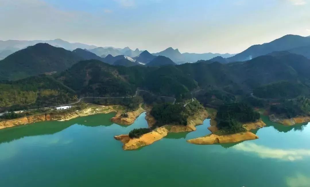 【全域旅游创建】阳山这个翠湖,嵌在深山绿林中,被群山环抱