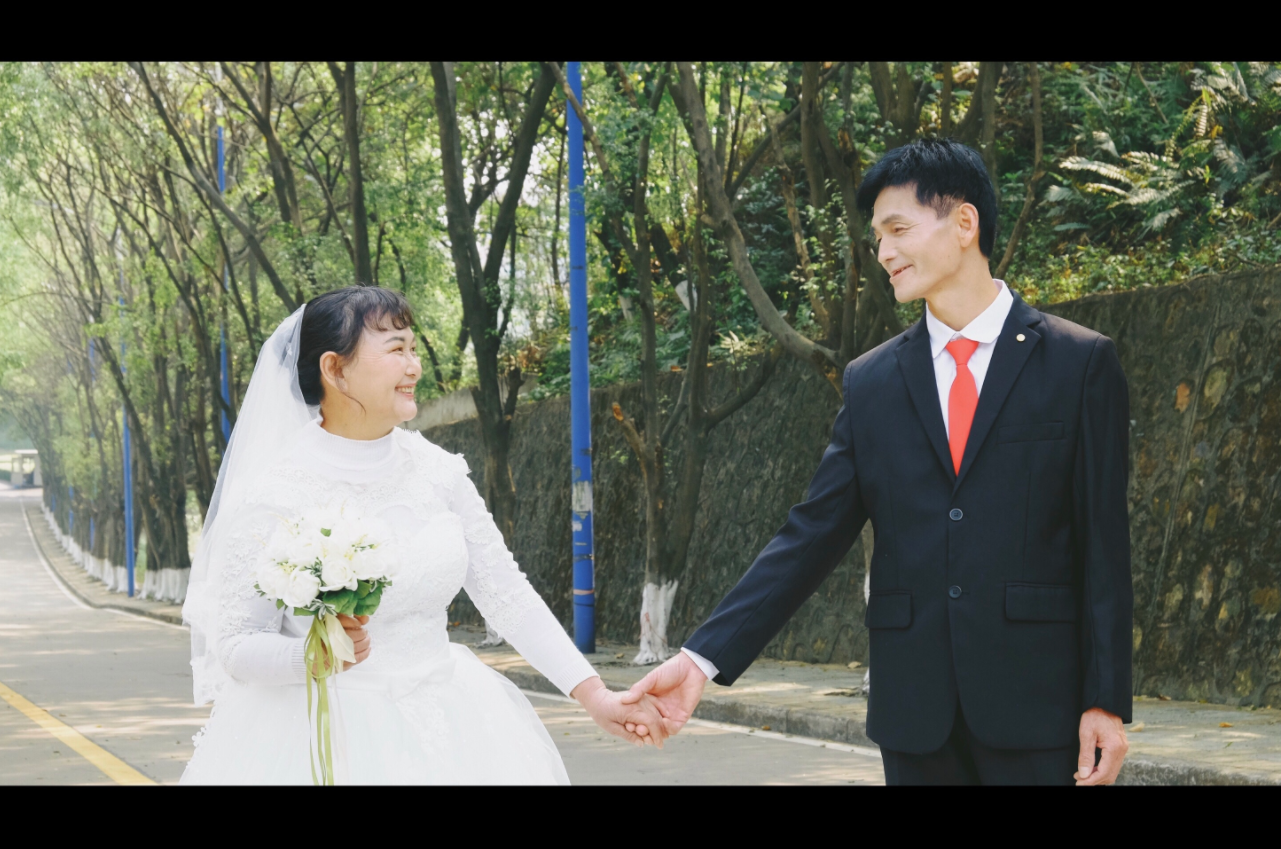 夏巨明和王麦珍在校园取经拍摄婚纱照。