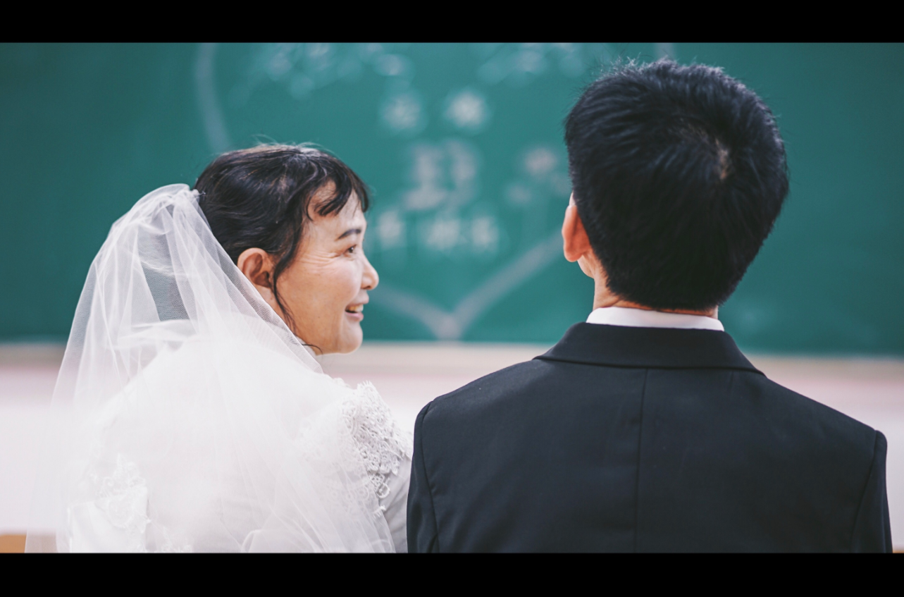 夏巨明和王麦珍结婚33周年。