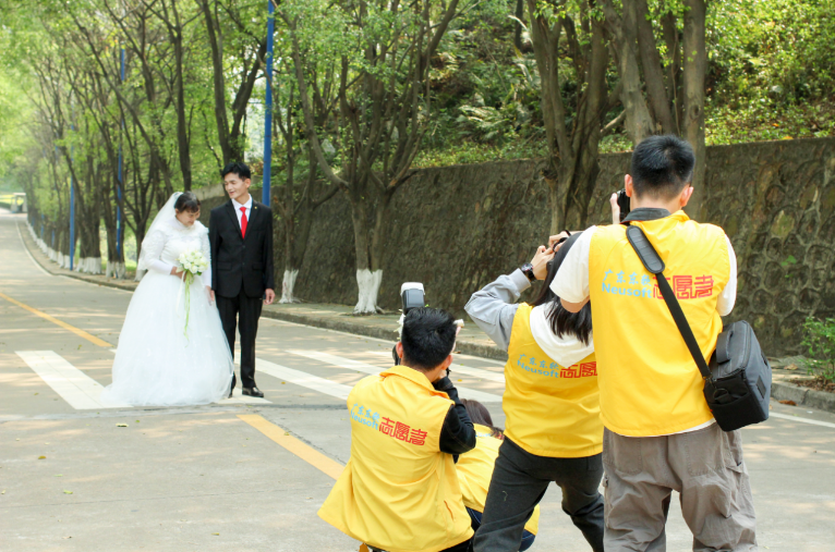 志愿者团队为夏巨明和王麦珍拍婚纱照现场。