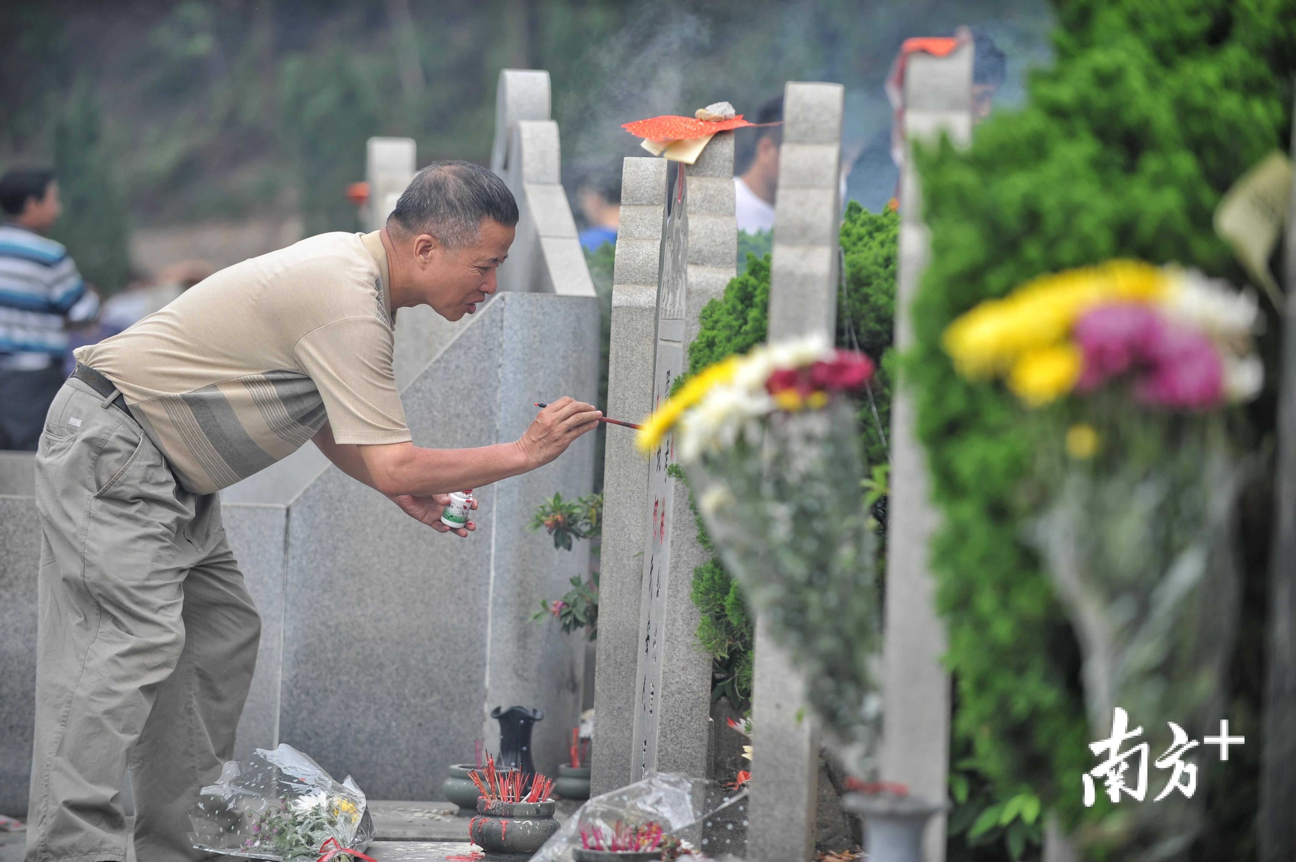 顺德飞鹅墓园，有市民为墓碑的字体描红，一笔一划都小心翼翼。